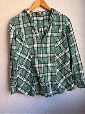 Green Plaid Button-Down Shirt - Lightweight Women's Top
